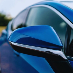 Detalle del retrovisor de un coche