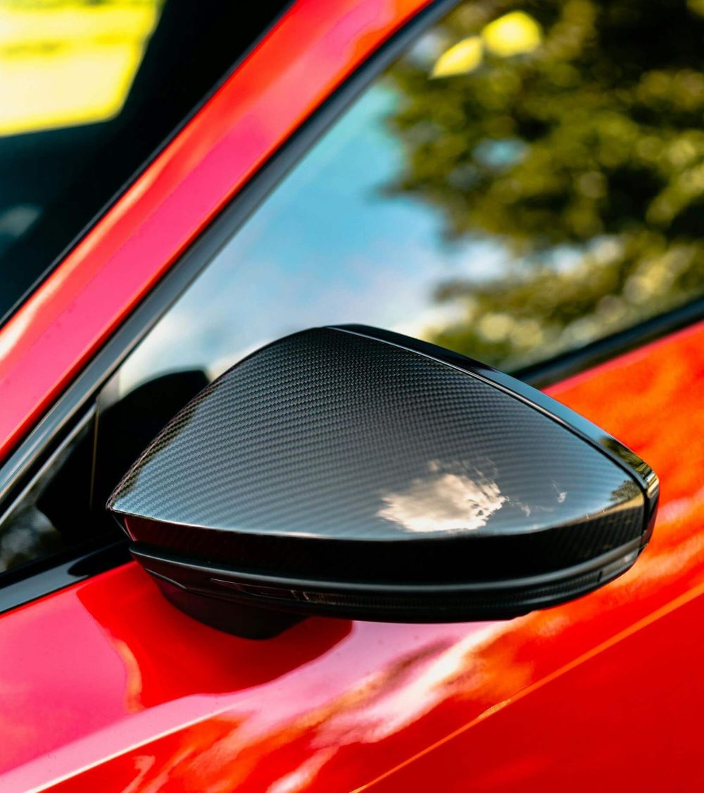 Detalle del retrovisor de un coche