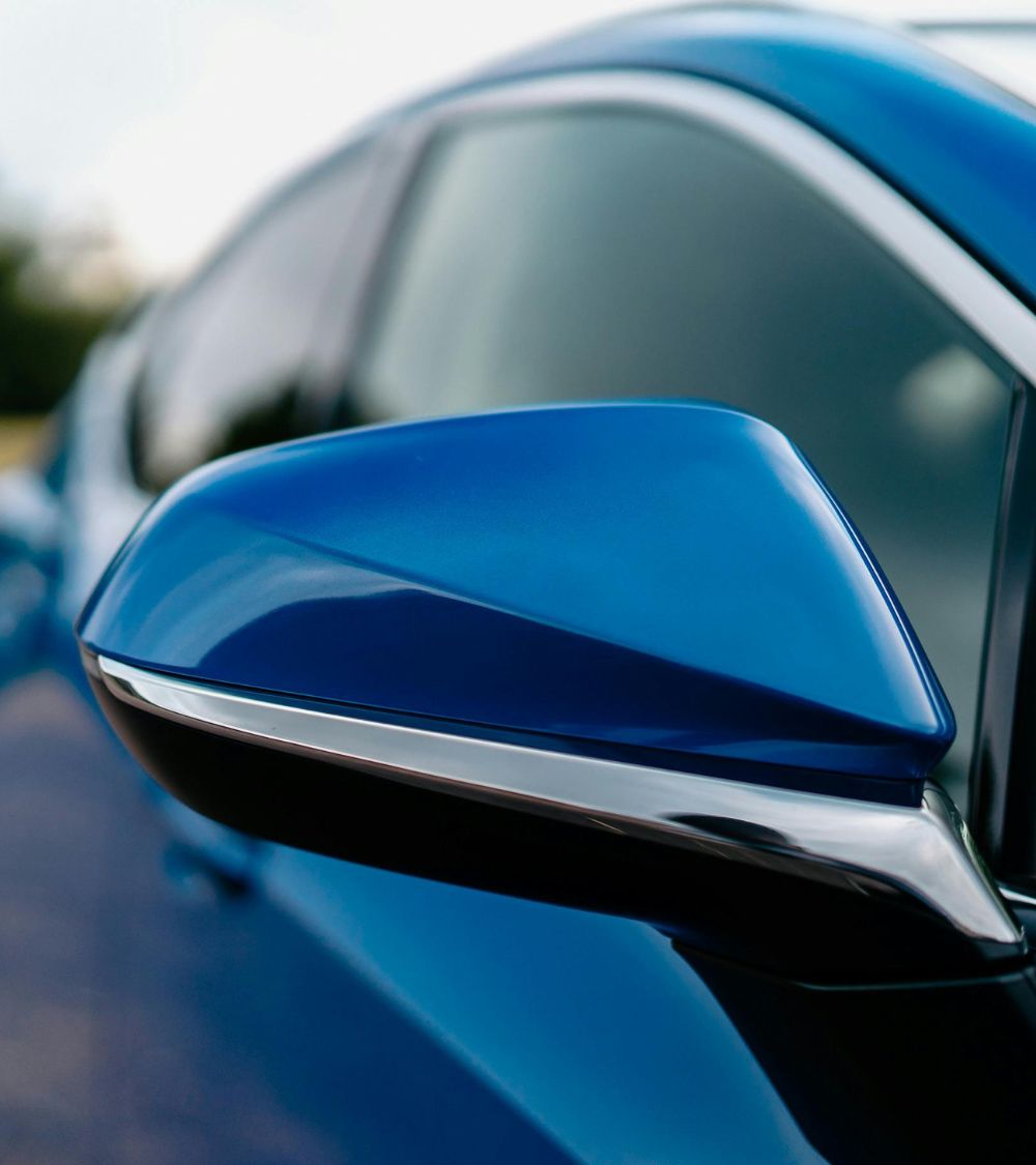 Detalle del retrovisor de un coche
