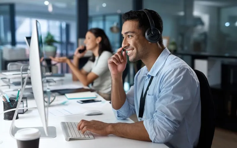 Conseiller service client dans un centre d’assistance - Repiauto