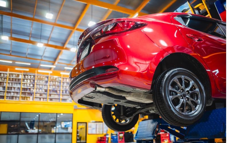 Coche sobre elevador en un taller, inspección de carrocería