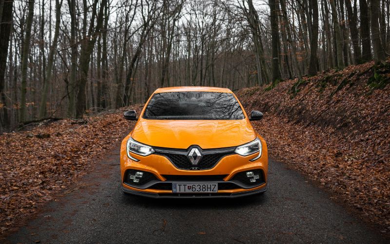 Coche Renault naranja, piezas de carrocería Renault.